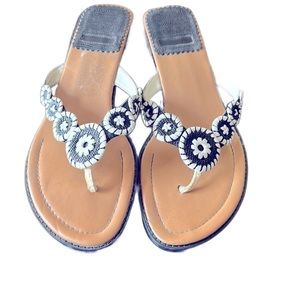 Super cute, flat with a slight heel!